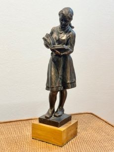 Olcsai Kiss Zoltán olvasó lány szobor