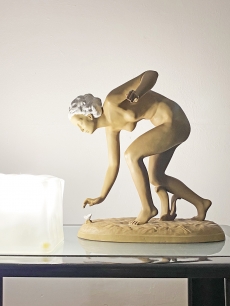 Art deco virágot szedő női akt szobor - Goldscheider