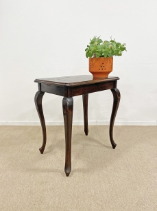 Kecses vonalú neobarokk asztal