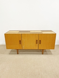 Geometrikus retro sideboard