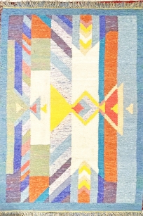 Élénk, vidám színű, geometrikus díszítésű gyapjú szőnyeg