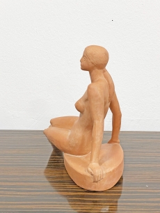 Gömbös László - Napozó női akt, terrakotta szobor