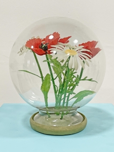 Nagy dózisú retro giccs - műanyag virág üveg búra alatt
