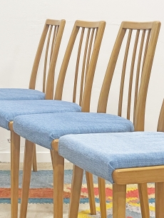 Könnyed mid-century modern étkező székek, tengerkék kárpittal