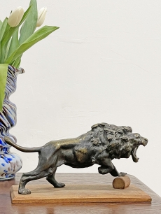 Bronz oroszlán szobor