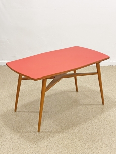 Piros retro kávézó asztal